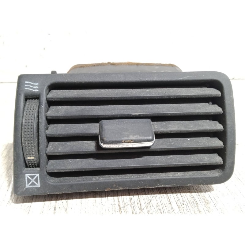 Recambio de aireador izquierdo para toyota corolla (_e12_) 1.6 vvt-i (zze121_) referencia OEM IAM   