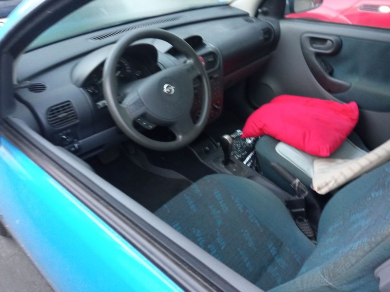 opel corsa c (x01) del año 2001