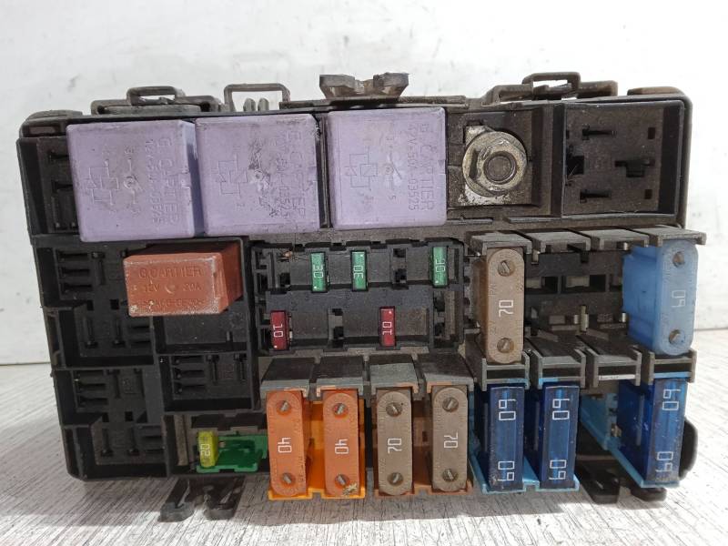 CAJA RELES / FUSIBLES 8200396213 