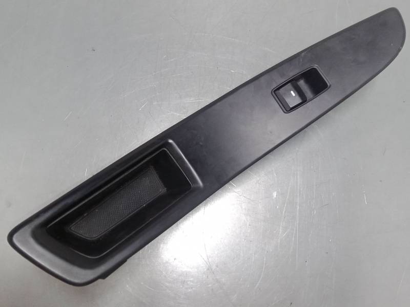 MANDO ELEVALUNAS DELANTERO DERECHO 82741C8010 