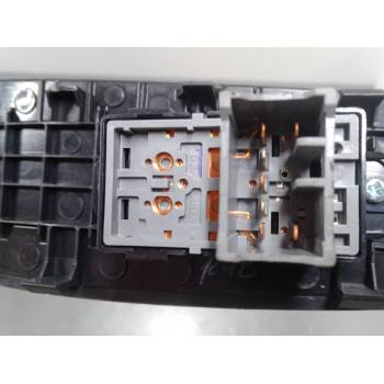 MANDO ELEVALUNAS DELANTERO DERECHO 82741C8010 