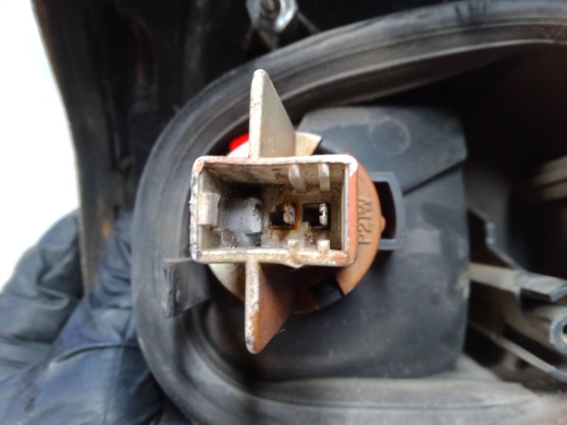 Recambio de piloto trasero izquierdo para nissan terrano ii (r20) 2.7 tdi 4wd referencia OEM IAM 268550x000  