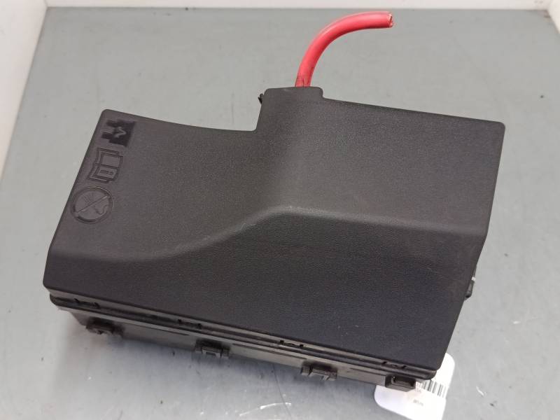 CAJA RELES / FUSIBLES 