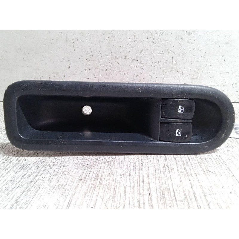 Recambio de mando elevalunas delantero izquierdo para renault twingo ii (cn0_) 1.2 16v (cn0k, cn0v) referencia OEM IAM   