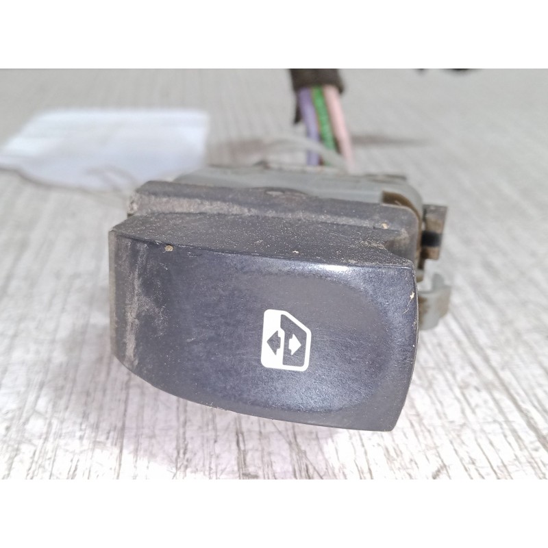 Recambio de mando elevalunas delantero derecho para renault twingo ii (cn0_) 1.2 16v (cn0k, cn0v) referencia OEM IAM   