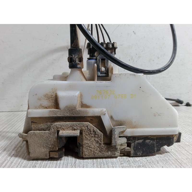 Recambio de cerradura puerta delantera derecha para renault twingo ii (cn0_) 1.2 16v (cn0k, cn0v) referencia OEM IAM 767632  