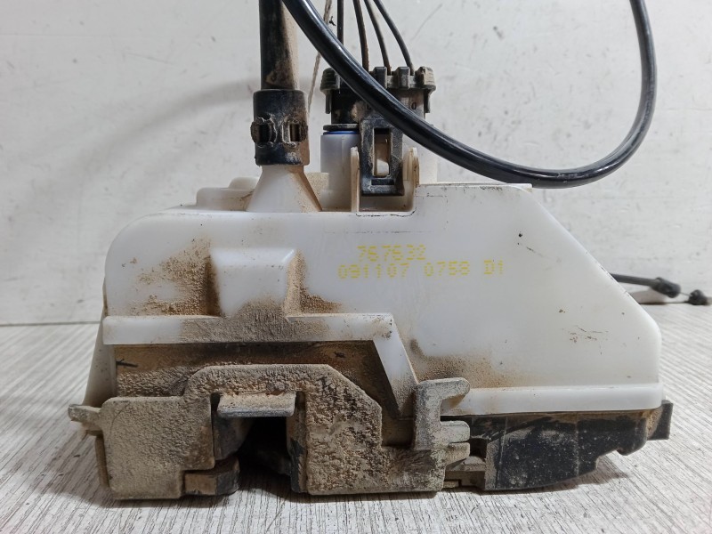 Recambio de cerradura puerta delantera derecha para renault twingo ii (cn0_) 1.2 16v (cn0k, cn0v) referencia OEM IAM 767632  