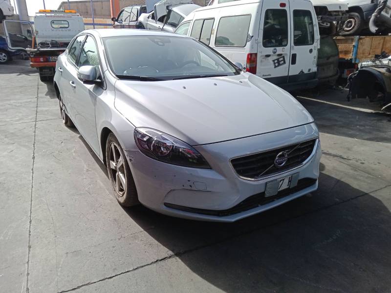 VOLVO V40 HATCHBACK (525)
