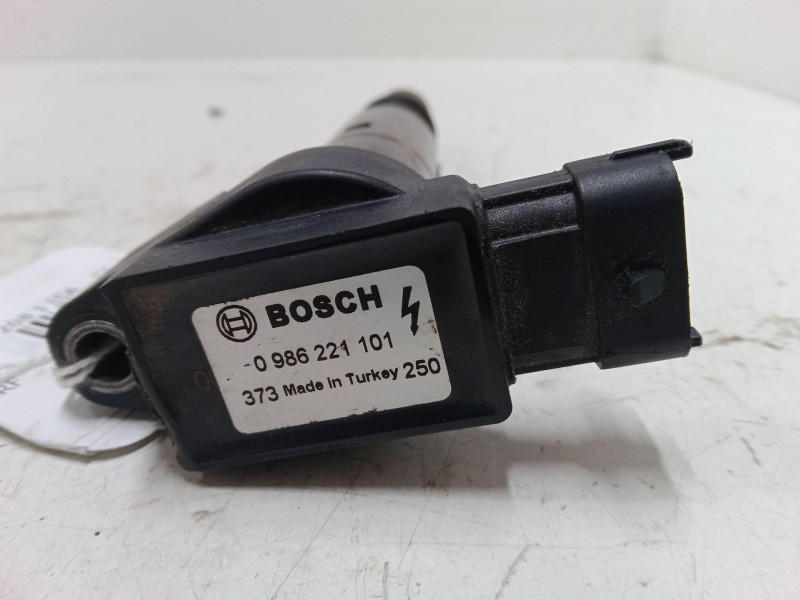Recambio de bobina encendido para peugeot 208 i (ca_, cc_) 1.2 vti 82 referencia OEM IAM 0986221101  