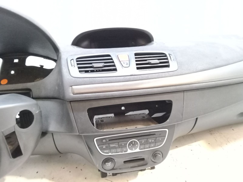 Recambio de salpicadero para renault megane iii hatchback (bz0/1_, b3_) 1.5 dci referencia OEM IAM   