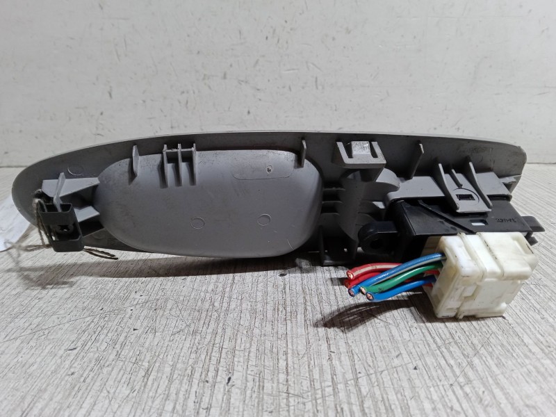 Recambio de mando elevalunas delantero derecho para nissan almera tino (v10) 2.2 dci referencia OEM IAM   