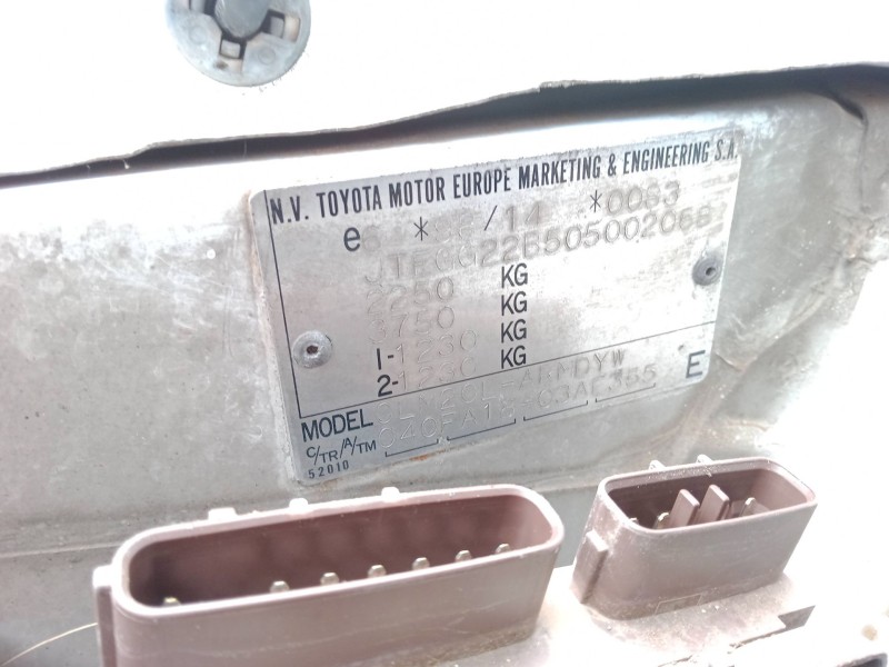 toyota avensis (_t22_) del año 2002