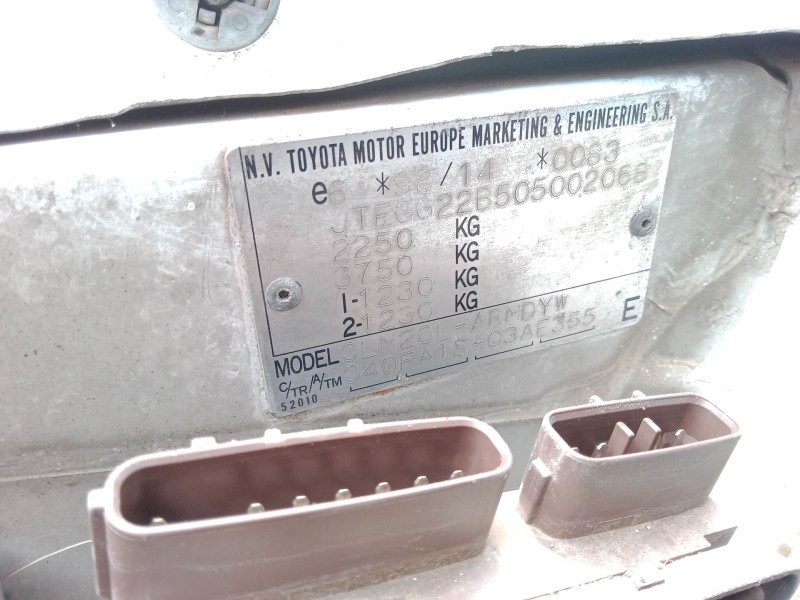 toyota avensis (_t22_) del año 2002