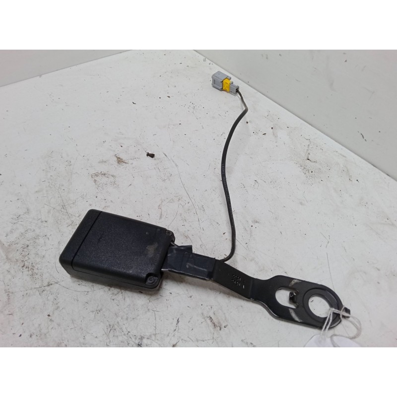 Recambio de anclaje cinturon delantero derecho para peugeot 208 i (ca_, cc_) 1.2 vti 82 referencia OEM IAM   