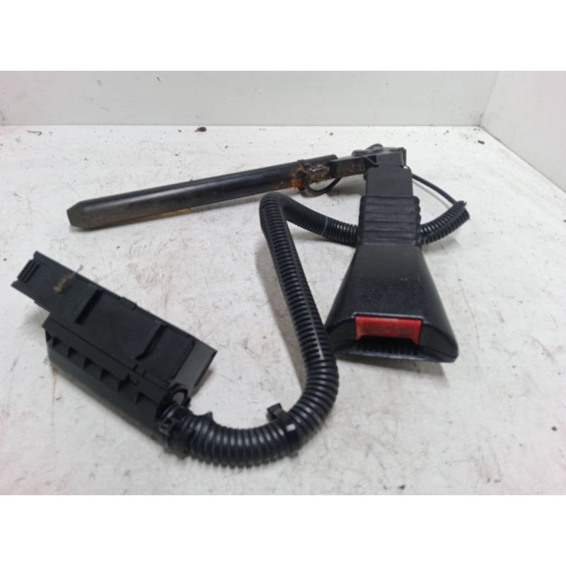 Recambio de anclaje cinturon delantero izquierdo para opel corsa c (x01) 1.2 (f08, f68) referencia OEM IAM   