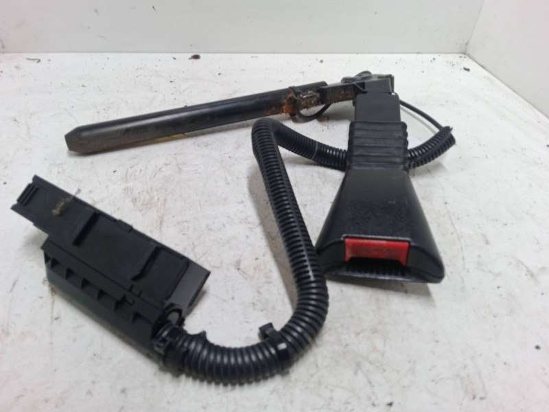 Recambio de anclaje cinturon delantero izquierdo para opel corsa c (x01) 1.2 (f08, f68) referencia OEM IAM   