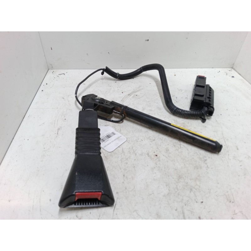 Recambio de anclaje cinturon delantero derecho para opel corsa c (x01) 1.2 (f08, f68) referencia OEM IAM   