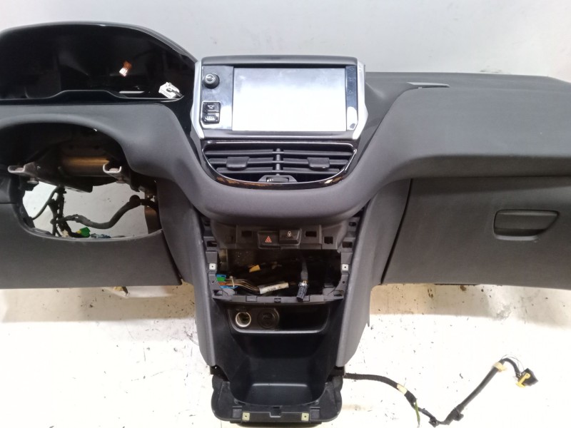Recambio de salpicadero para peugeot 208 i (ca_, cc_) 1.2 vti 82 referencia OEM IAM   