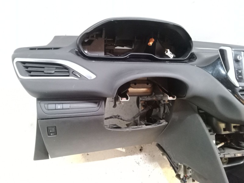 Recambio de salpicadero para peugeot 208 i (ca_, cc_) 1.2 vti 82 referencia OEM IAM   