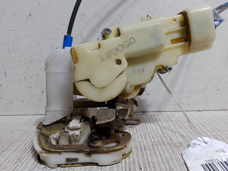 Recambio de cerradura puerta trasera derecha para toyota yaris (_p1_) 1.3 (scp12_, scp13_) referencia OEM IAM   