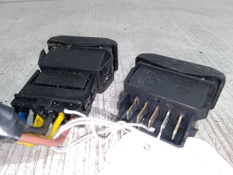 Recambio de mando elevalunas delantero izquierdo para renault clio i (b/c57_, 5/357_) 1.4 referencia OEM IAM    Recambio de mando elevalunas delantero izquierdo para renault clio i (b/c57_, 5/357_) 1.4 referencia OEM IAM