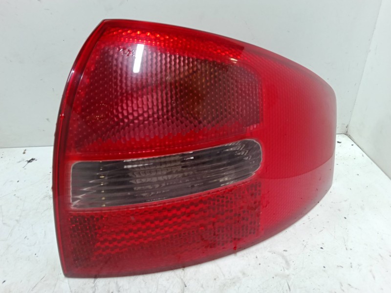 Recambio de piloto trasero derecho para audi a6 c5 (4b2, 4b4) 1.9 tdi referencia OEM IAM    Recambio de piloto trasero derecho para audi a6 c5 (4b2, 4b4) 1.9 tdi referencia OEM IAM