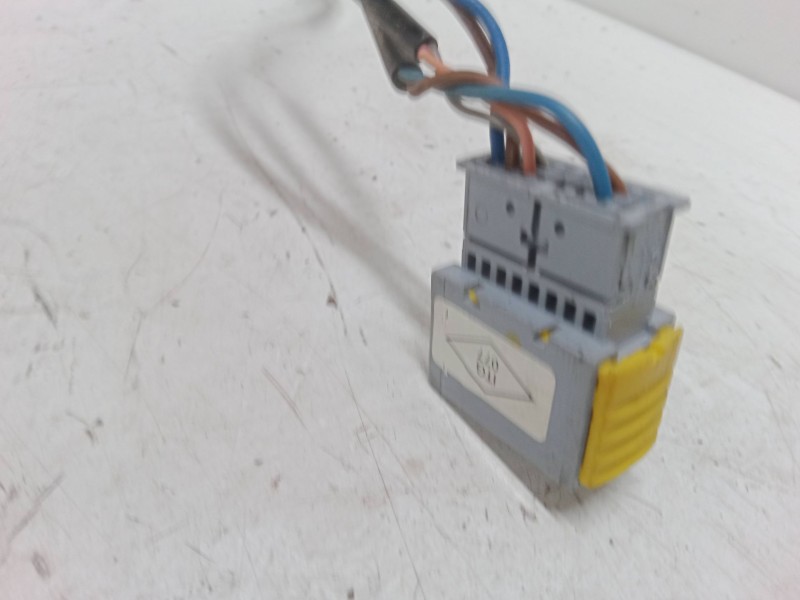 Recambio de anclaje cinturon delantero izquierdo para renault clio ii (bb_, cb_) 1.2 16v (bb05, bb0w, bb11, bb27, bb2t, bb2u, bb