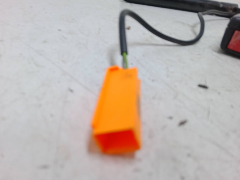 Recambio de anclaje con pretensor delantero derecho para ford fiesta v (jh_, jd_) 1.4 16v referencia OEM IAM   