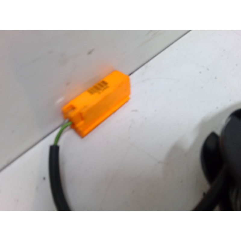 Recambio de anclaje con pretensor delantero izquierdo para ford fiesta v (jh_, jd_) 1.4 16v referencia OEM IAM   