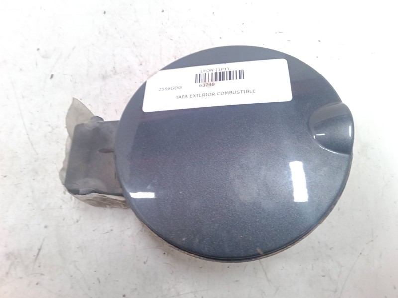Recambio de tapa exterior combustible para seat leon (1p1) 1.9 tdi referencia OEM IAM    Recambio de tapa exterior combustible para seat leon (1p1) 1.9 tdi referencia OEM IAM