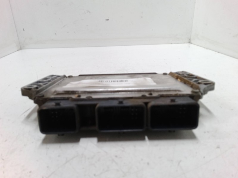 Recambio de centralita motor uce para renault clio iii (br0/1, cr0/1) 1.4 16v referencia OEM IAM 8200461733 S3000 8200504593