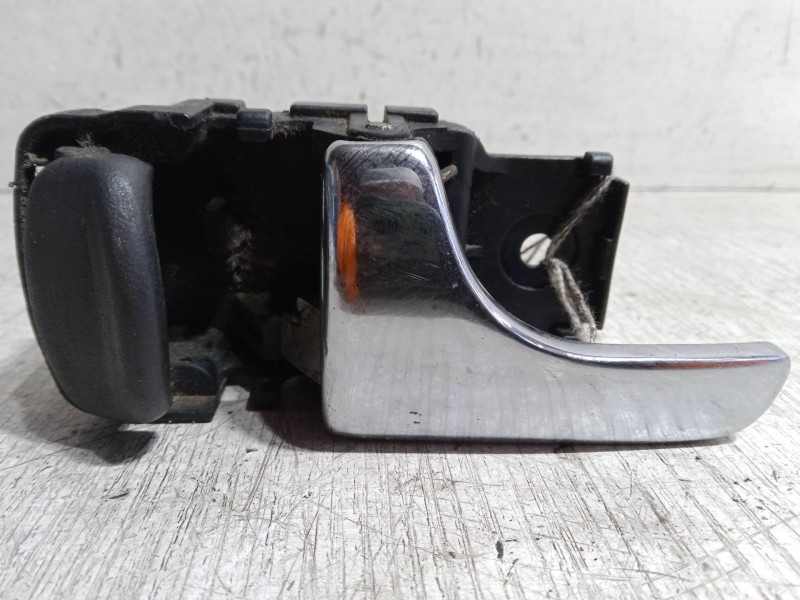 Recambio de maneta interior puerta delantera izquierda para nissan terrano ii (r20) 2.7 td 4wd referencia OEM IAM    Recambio de maneta interior puerta delantera izquierda para nissan terrano ii (r20) 2.7 td 4wd referencia OEM IAM