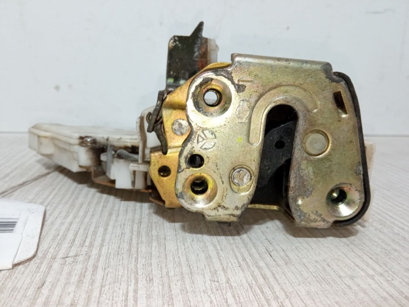 Recambio de cerradura puerta trasera izquierda para nissan micra ii (k11) 1.0 i 16v referencia OEM IAM 8255361U01  