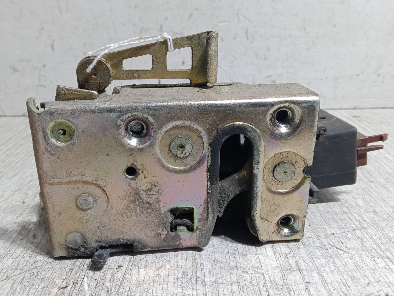 Recambio de cerradura puerta trasera derecha para citroën saxo (s0, s1) 1.5 d referencia OEM IAM    Recambio de cerradura puerta trasera derecha para citroën saxo (s0, s1) 1.5 d referencia OEM IAM