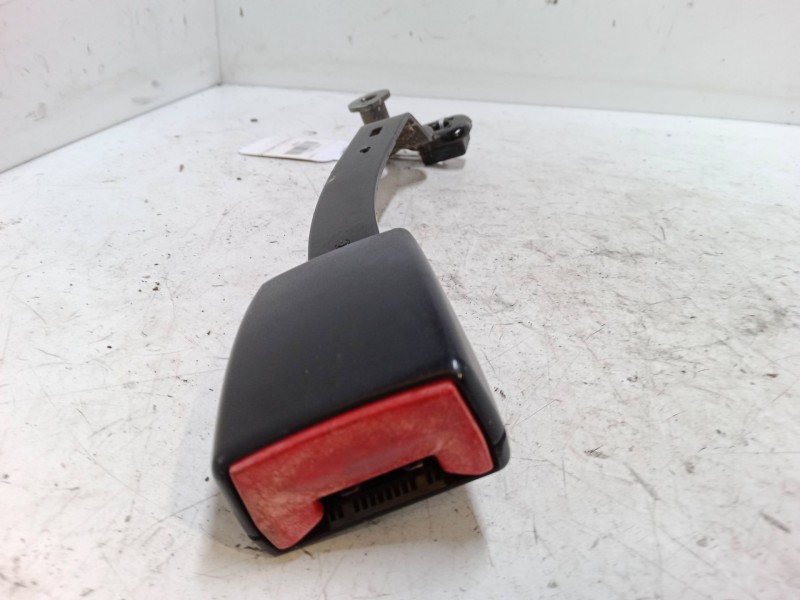 Recambio de anclaje cinturon delantero derecho para seat leon (1m1) 1.6 16 v referencia OEM IAM    Recambio de anclaje cinturon delantero derecho para seat leon (1m1) 1.6 16 v referencia OEM IAM