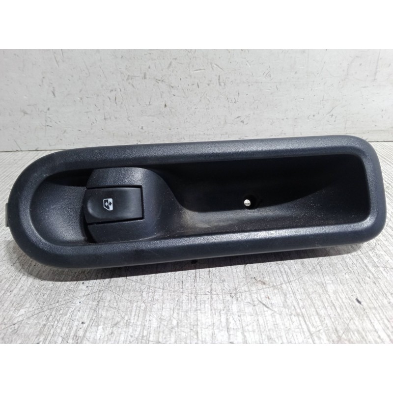 Recambio de mando elevalunas delantero derecho para renault twingo ii (cn0_) 1.2 16v (cn04, cn0a, cn0b) referencia OEM IAM   