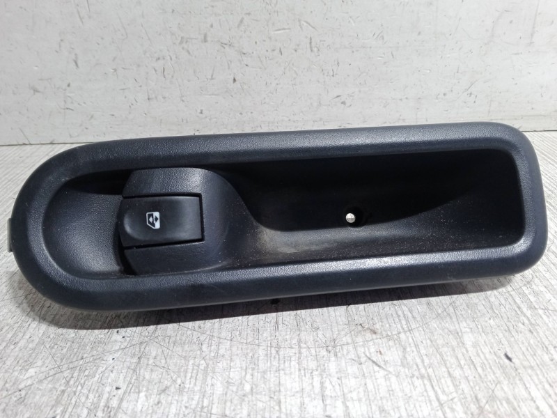 Recambio de mando elevalunas delantero derecho para renault twingo ii (cn0_) 1.2 16v (cn04, cn0a, cn0b) referencia OEM IAM   