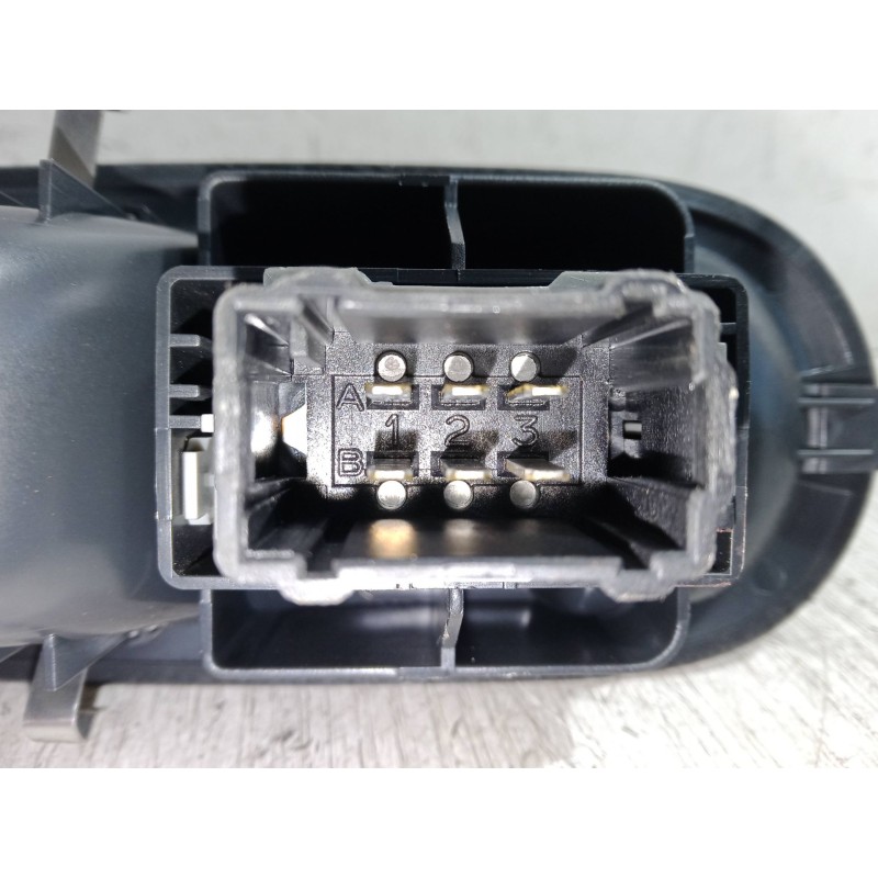 Recambio de mando elevalunas delantero derecho para renault twingo ii (cn0_) 1.2 16v (cn04, cn0a, cn0b) referencia OEM IAM   