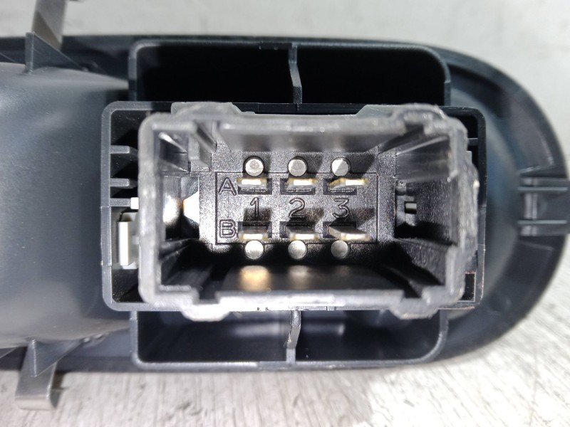Recambio de mando elevalunas delantero derecho para renault twingo ii (cn0_) 1.2 16v (cn04, cn0a, cn0b) referencia OEM IAM   