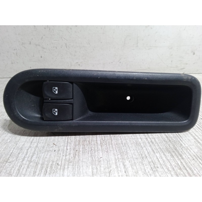 Recambio de mando elevalunas delantero izquierdo para renault twingo ii (cn0_) 1.2 16v (cn04, cn0a, cn0b) referencia OEM IAM   