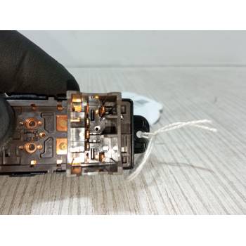MANDO ELEVALUNAS DELANTERO DERECHO 935811G001 