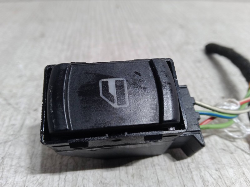 Recambio de mando elevalunas trasero derecho para volkswagen passat b5.5 (3b3) 1.8 t 20v referencia OEM IAM    Recambio de mando elevalunas trasero derecho para volkswagen passat b5.5 (3b3) 1.8 t 20v referencia OEM IAM