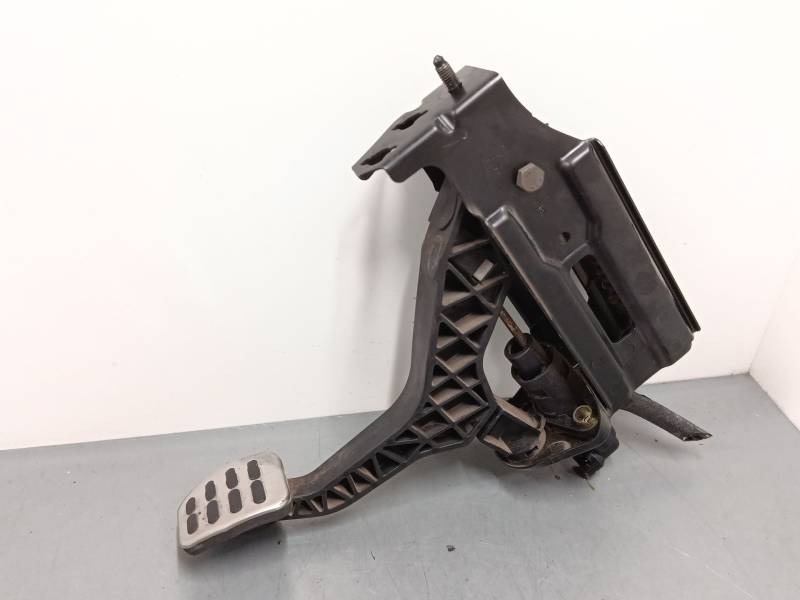 PEDAL EMBRAGUE 