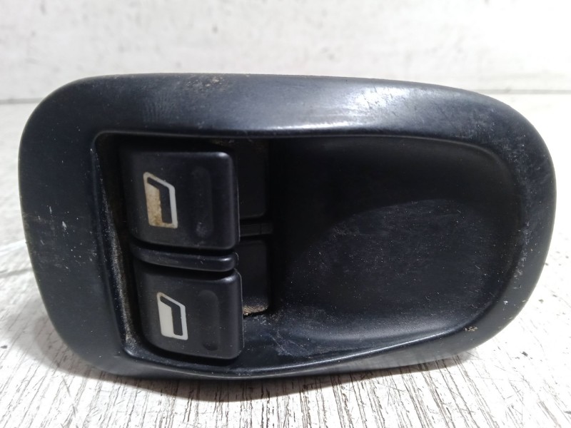 Recambio de mando elevalunas central para peugeot 206 hatchback (2a/c) 1.4 i referencia OEM IAM    Recambio de mando elevalunas central para peugeot 206 hatchback (2a/c) 1.4 i referencia OEM IAM