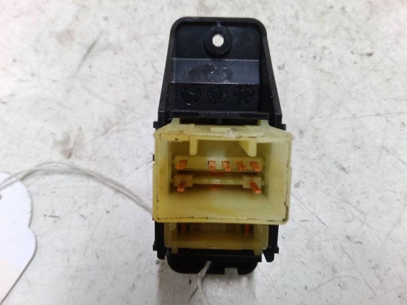 Recambio de mando elevalunas trasero derecho para kia rio iv (yb, sc, fb) 1.0 t-gdi 100 referencia OEM IAM   