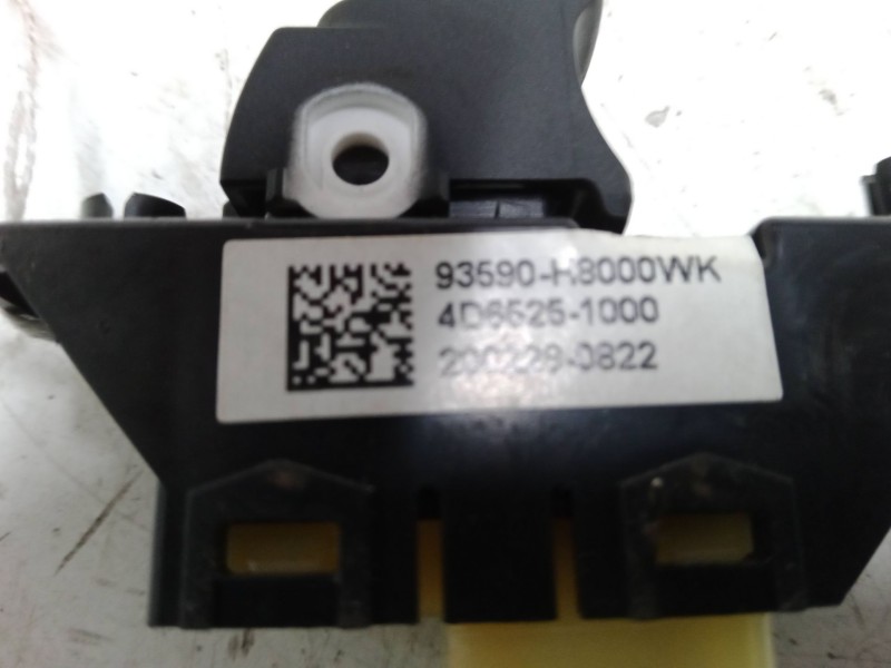 Recambio de mando elevalunas trasero derecho para kia rio iv (yb, sc, fb) 1.0 t-gdi 100 referencia OEM IAM   