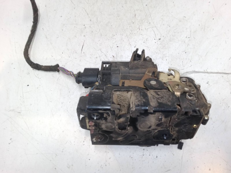 Recambio de cerradura puerta delantera derecha para volkswagen golf iv (1j1) 1.9 tdi referencia OEM IAM    Recambio de cerradura puerta delantera derecha para volkswagen golf iv (1j1) 1.9 tdi referencia OEM IAM