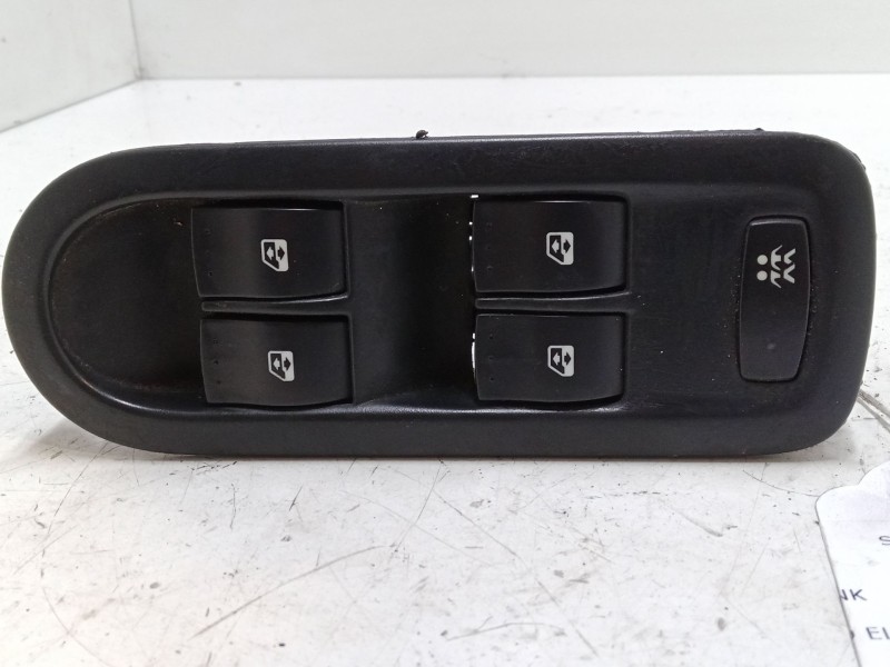 Recambio de mando elevalunas delantero izquierdo para renault scénic ii (jm0/1_) 1.9 dci (jm0g, jm12, jm1g, jm2c) referencia OEM Recambio de mando elevalunas delantero izquierdo para renault scénic ii (jm0/1_) 1.9 dci (jm0g, jm12, jm1g, jm2c) referencia OEM