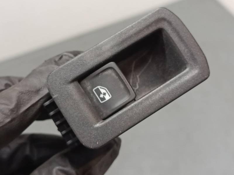 MANDO ELEVALUNAS TRASERO DERECHO 5NA867255 