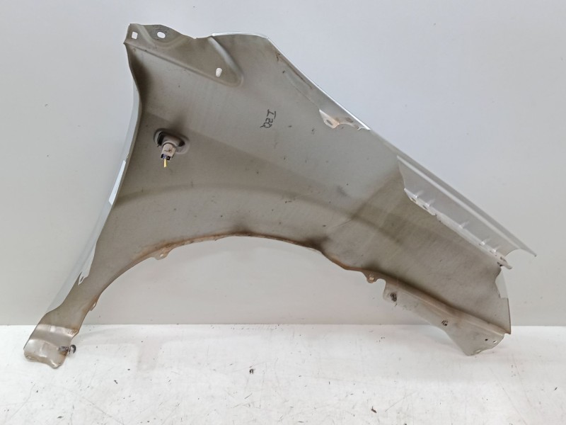 Recambio de aleta delantera izquierda para toyota corolla verso (zer_, zze12_, r1_) 1.8 (znr11_) referencia OEM IAM   